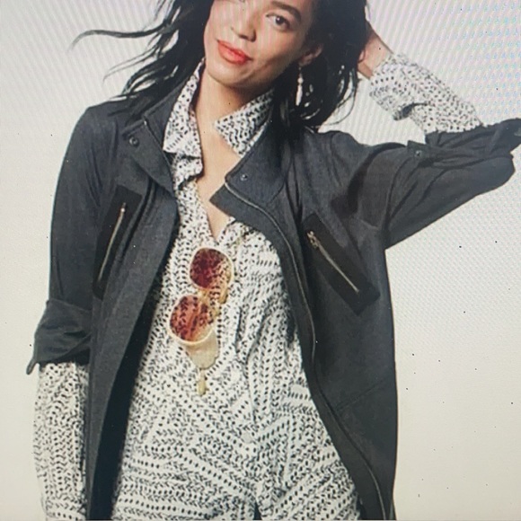 CAbi Split Back Black and White Print Blouse Size M - Picture 2 of 15